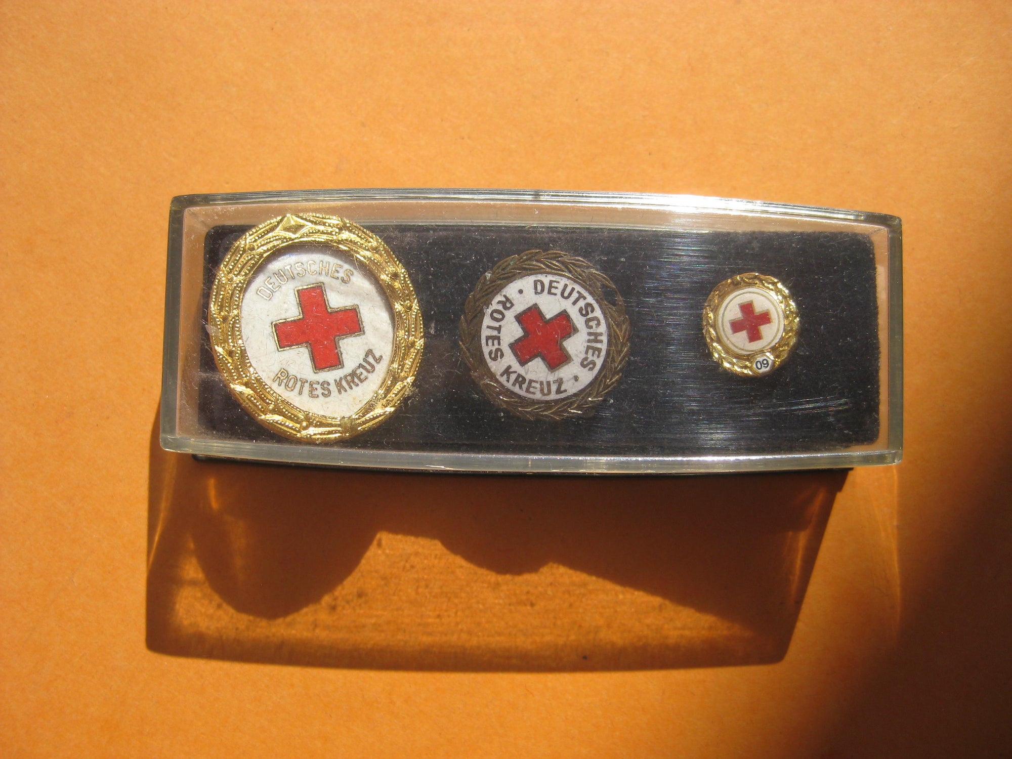 3 versch. DRK Brosche vom Roten Kreuz Schwesternbrosche Abzeichen
