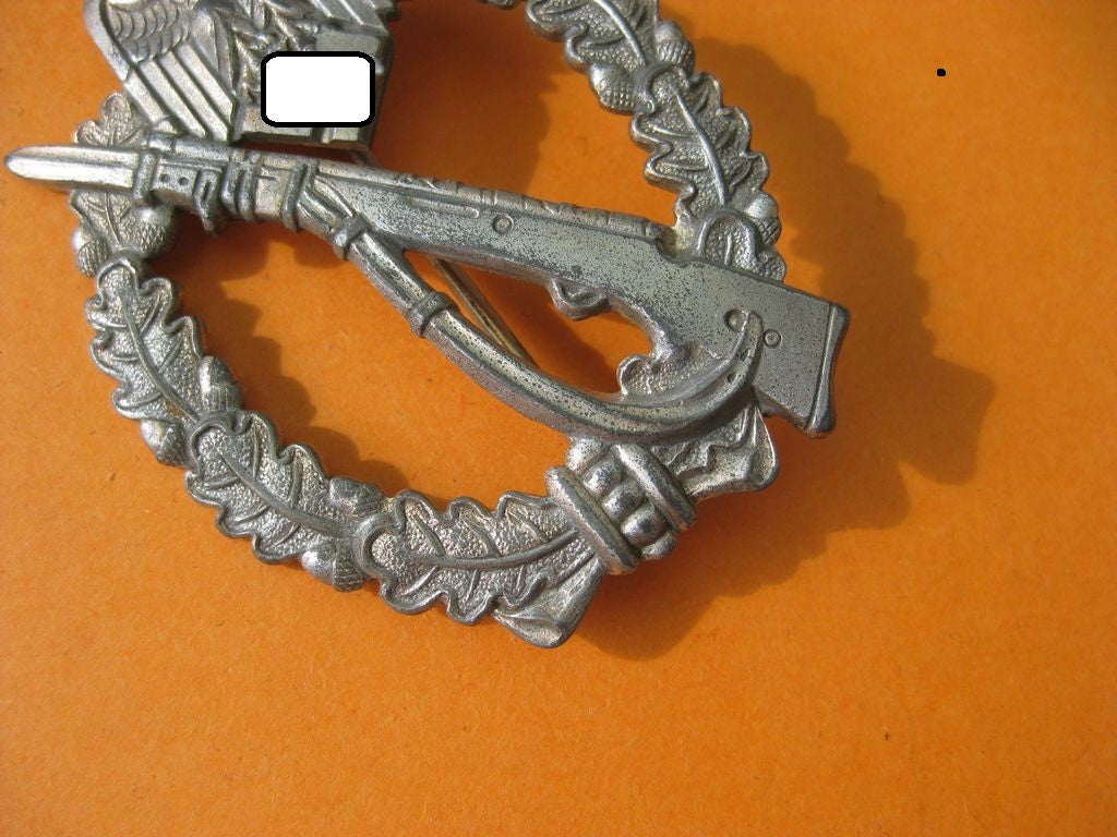 Infanterie Sturmabzeichen in Silber (ISA) Hersteller: Zimmermann in Stuttgart)