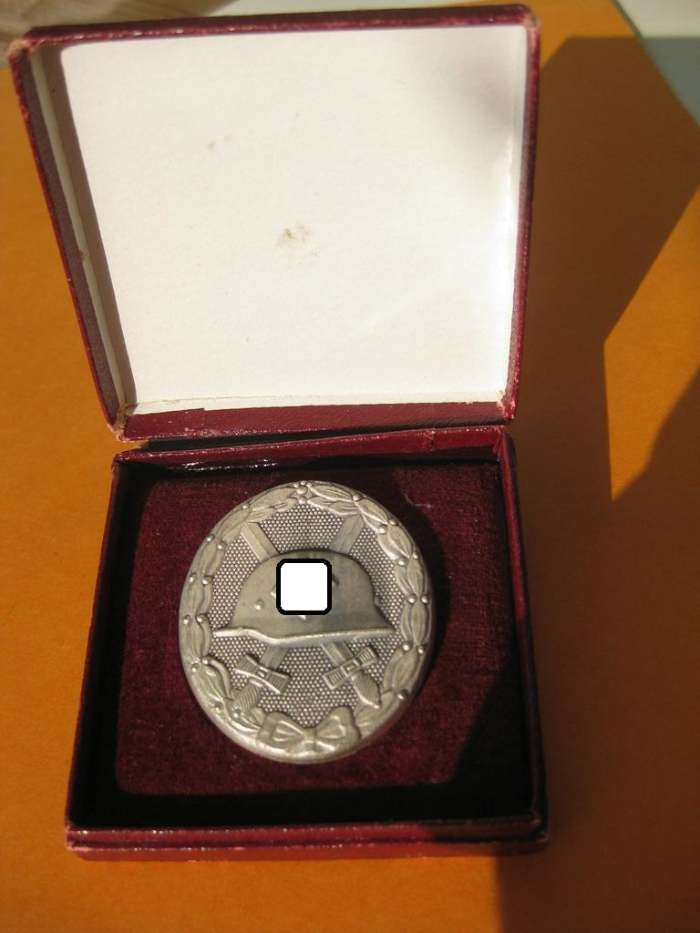 Verwundetenabzeichen in Silber Hersteller: 65 Klein & Qeunzer in roter Klappschachtel