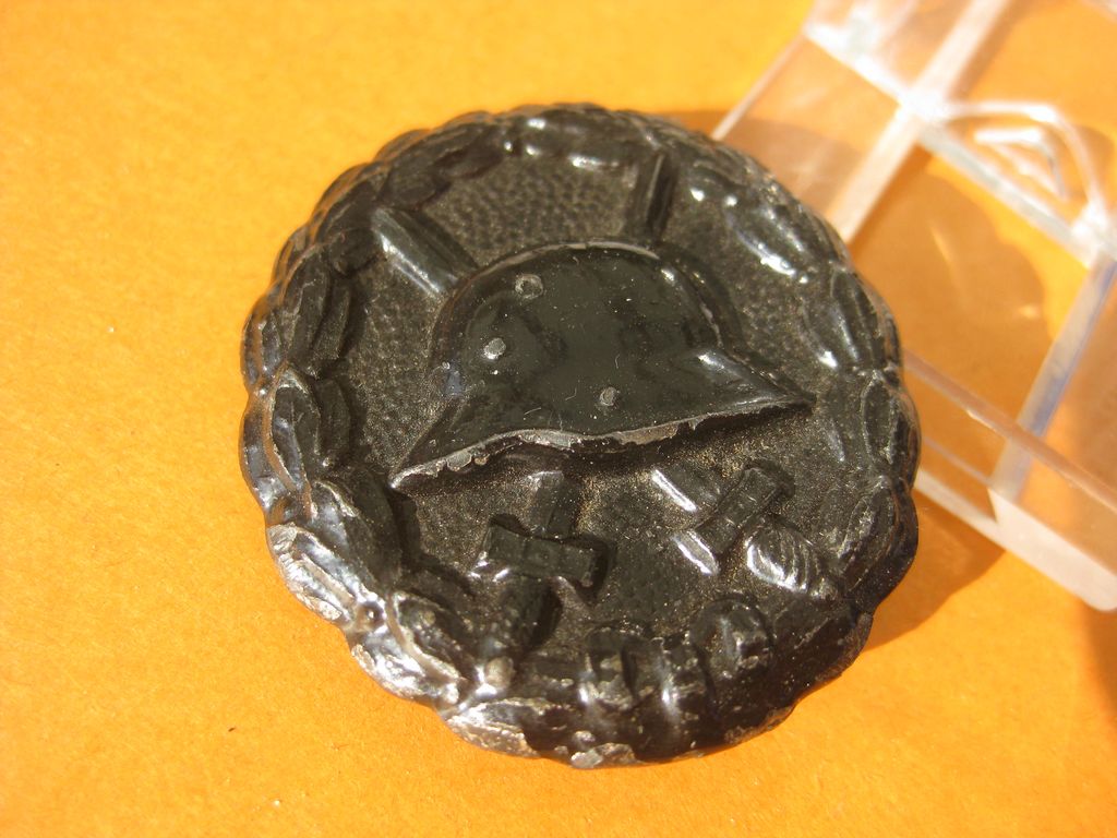 Verwundetenabzeichen in Schwarz 1918  EISEN