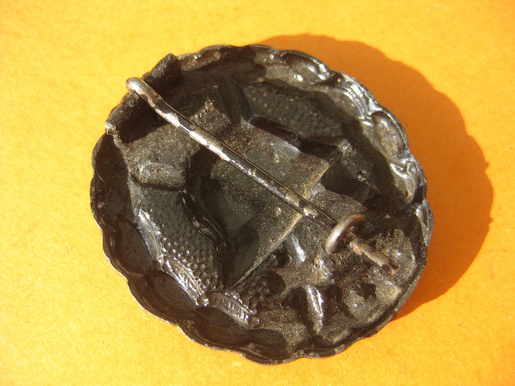 Verwundetenabzeichen in Schwarz 1918  EISEN