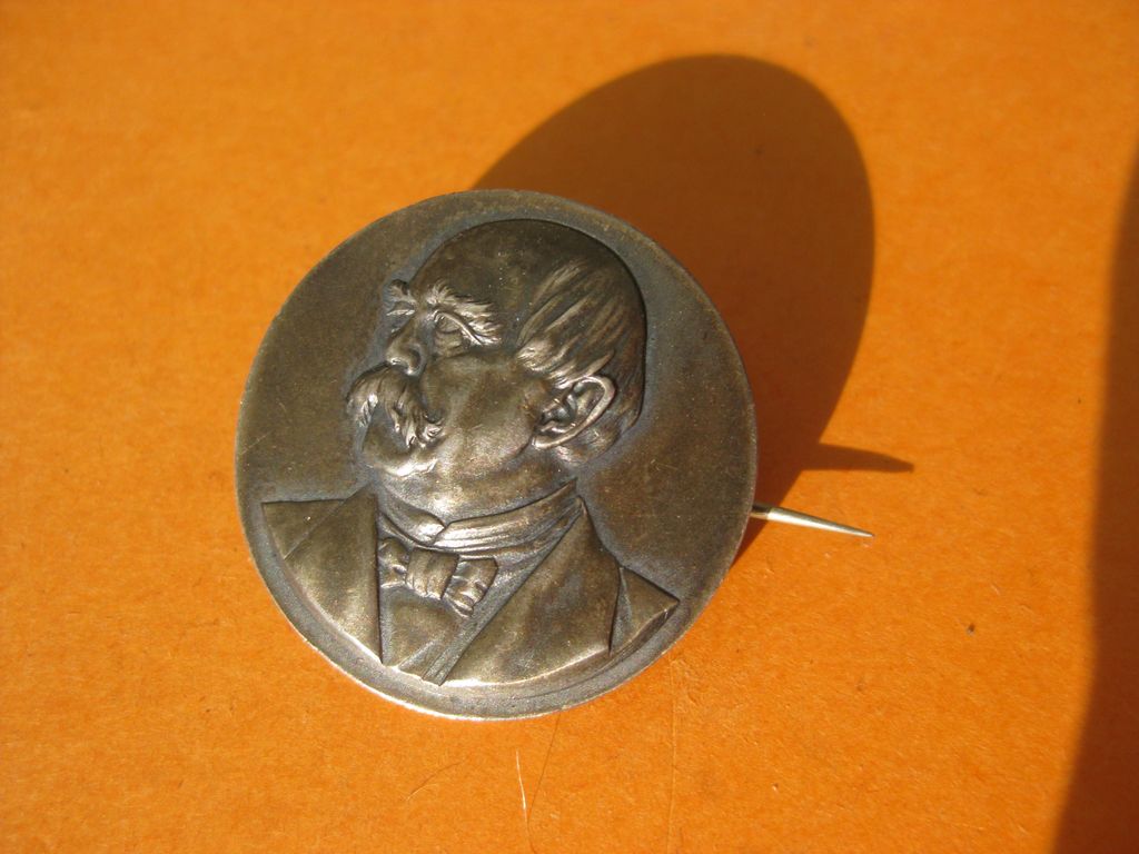 Silberplakette Brosche Anstecker Ministerpräsident und Reichskanzler Fürst von Preußen Otto von Bismarck 800er SILBER