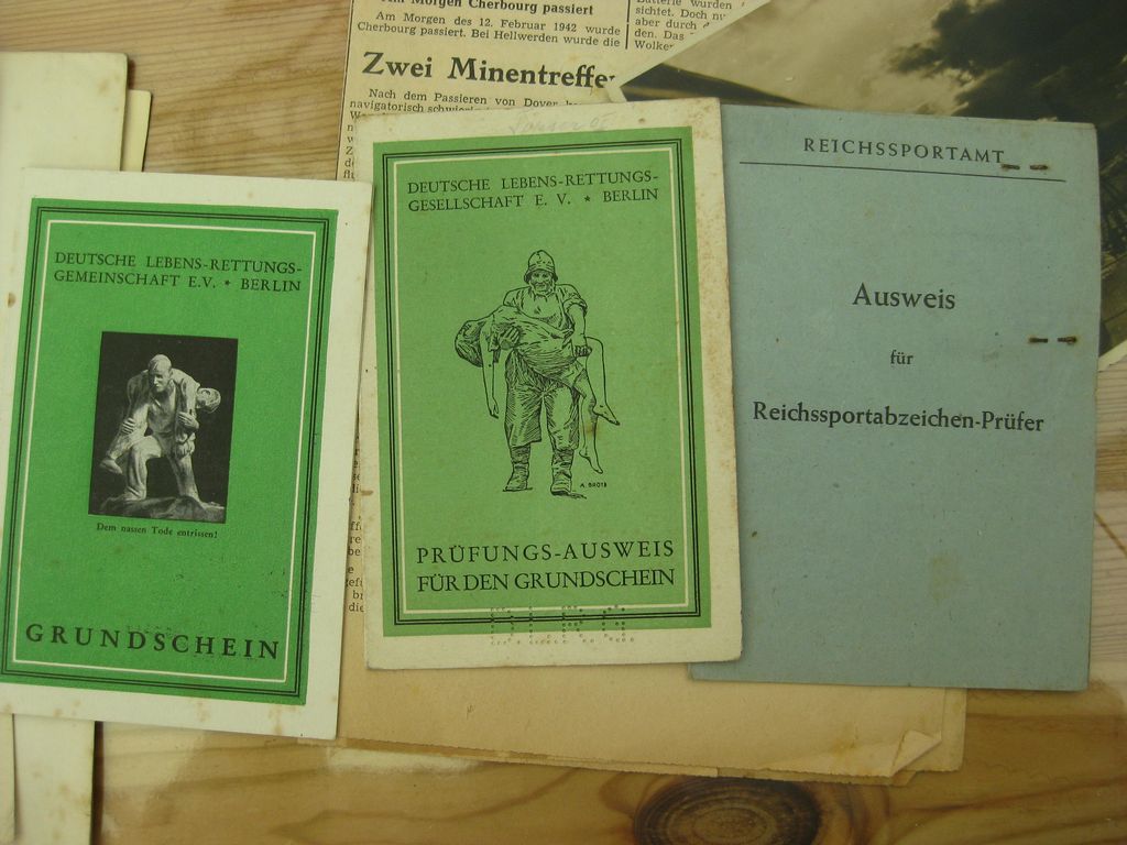 Fotoalbum Wehrmacht Schlachtschiff SCHARNHORST KANALDURCHBRUCH Operation Cerberus Februar 1942 (!!)Kriegsmarine Verleihungsurkunde Eisernes Kreuz 1939