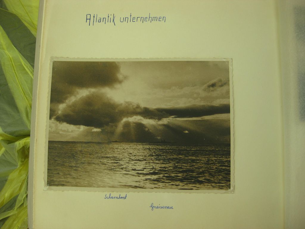 Fotoalbum Wehrmacht Schlachtschiff SCHARNHORST KANALDURCHBRUCH Operation Cerberus Februar 1942 (!!)Kriegsmarine Verleihungsurkunde Eisernes Kreuz 1939