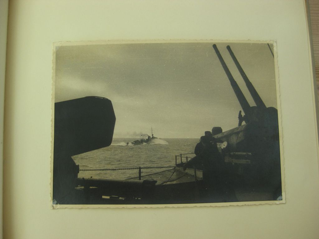 Fotoalbum Wehrmacht Schlachtschiff SCHARNHORST KANALDURCHBRUCH Operation Cerberus Februar 1942 (!!)Kriegsmarine Verleihungsurkunde Eisernes Kreuz 1939