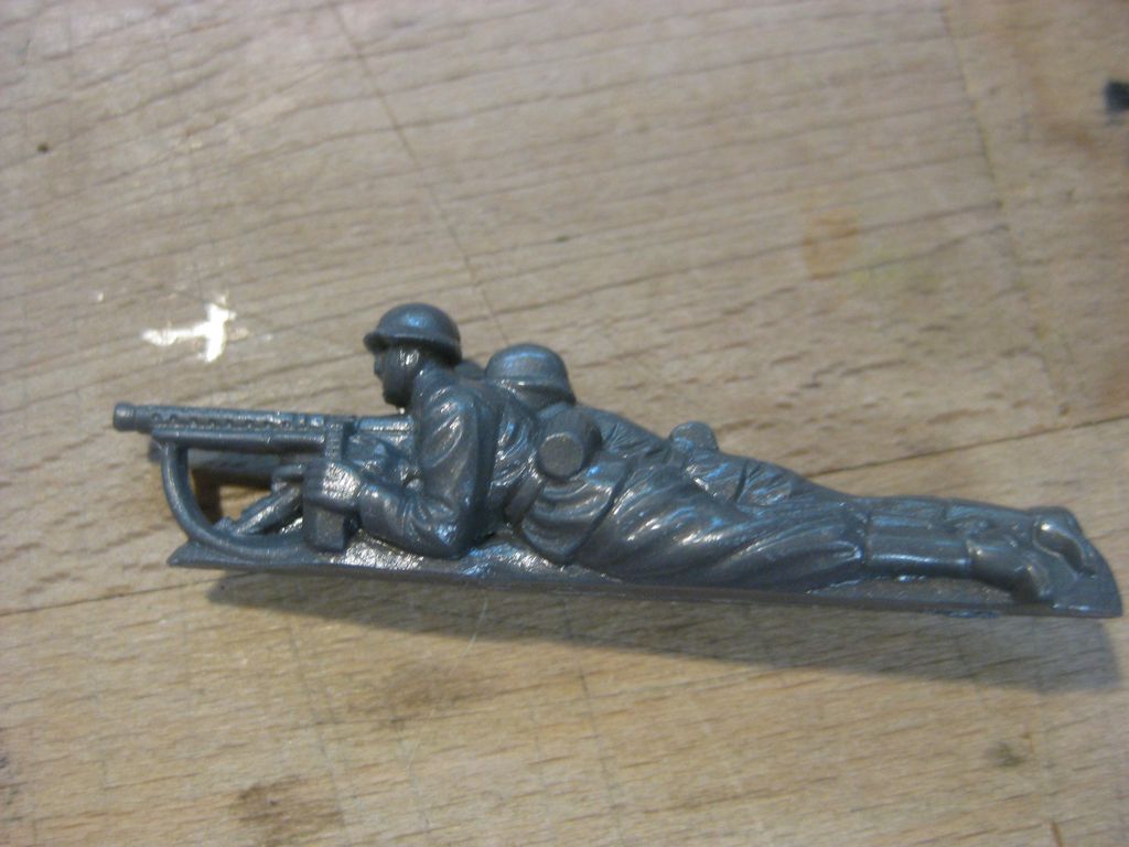 Winterhilfswerk (WHW) Abzeichen Infanterie Heer Wehrmacht MG Maschinengewehr MG42 oder MG34 Spielzeug