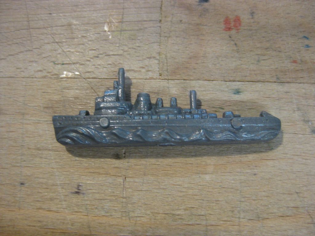 Winterhilfswerk (WHW) Abzeichen Wehrmacht Kriegsmarine Zerstörer Schiff Kriegsschiff Spielzeug