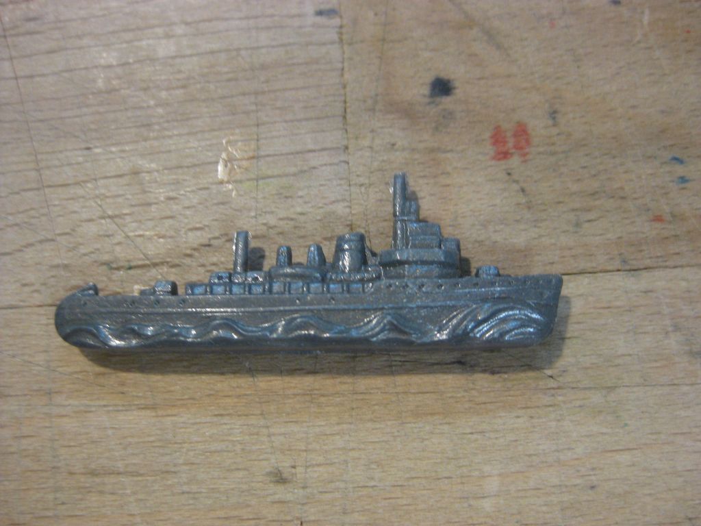 Winterhilfswerk (WHW) Abzeichen Wehrmacht Kriegsmarine Zerstörer Schiff Kriegsschiff Spielzeug