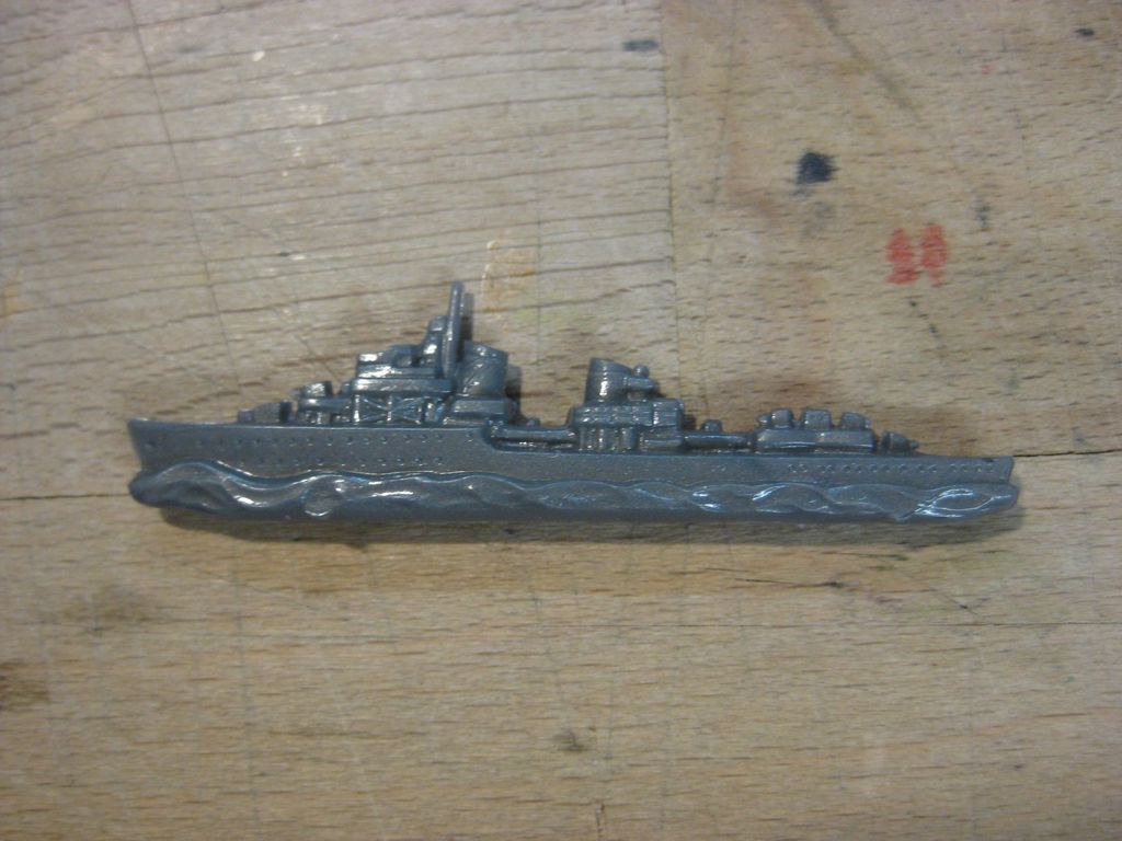 Winterhilfswerk (WHW) Abzeichen Wehrmacht Kriegsmarine Zerstörer Kreuzer Schlachtschiff Kriegsschiff Spielzeug