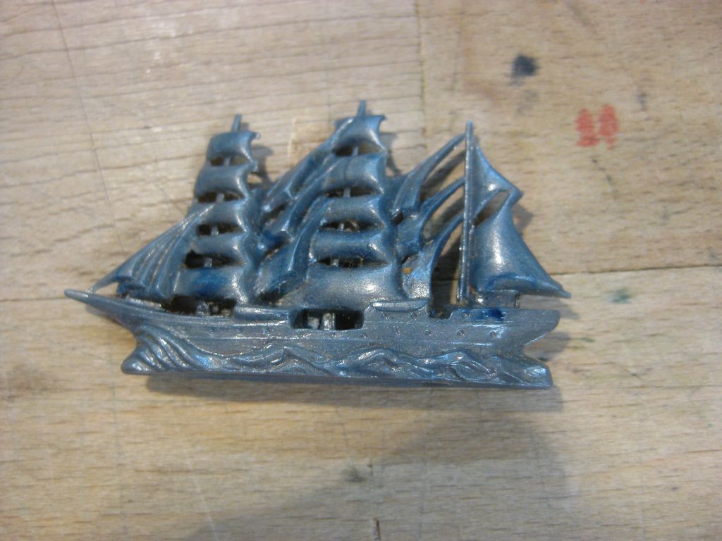 Winterhilfswerk (WHW) Abzeichen Wehrmacht Kriegsmarine Kriegsschiff Spielzeug Segelschiff Segelschulschiff Gorch Fock ??