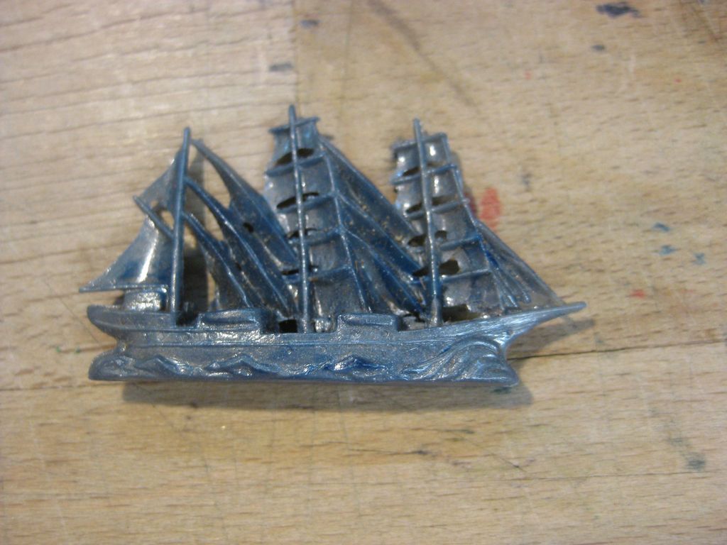 Winterhilfswerk (WHW) Abzeichen Wehrmacht Kriegsmarine Kriegsschiff Spielzeug Segelschiff Segelschulschiff Gorch Fock ??