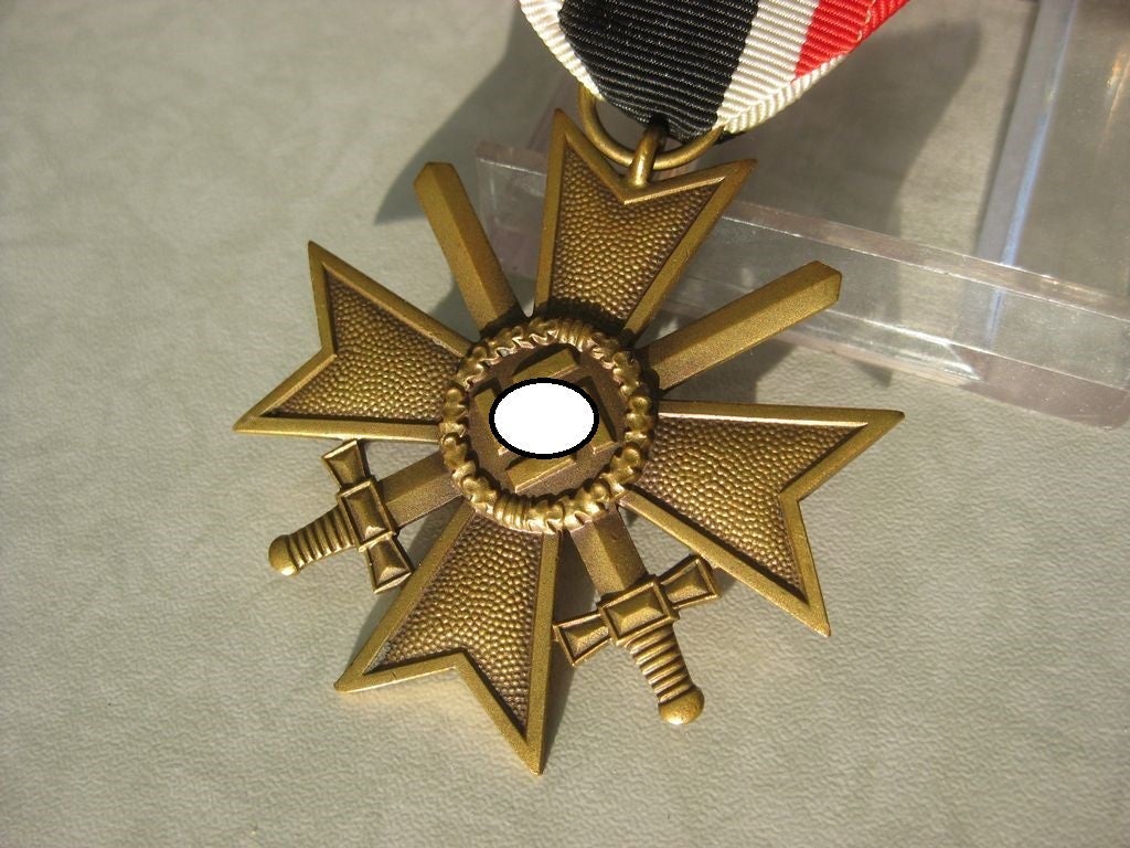 Kriegsverdienstkreuz 2.Klasse mit Schwertern KVK2/39 Hersteller: Emil Herrmann &amp; Co. Gablonz / Neiße Orden Wehrmacht 1939