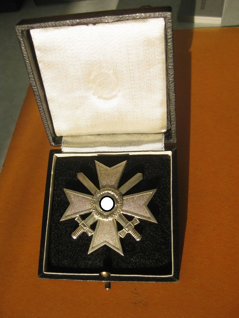 Kriegsverdienstkreuz 1.Klasse mit Schwertern im Verleihungsetui (KVK) Hersteller: „L/55“ Rudolf Wächtler &amp; Lange / Mittweida. Orden Wehrmacht Mint Condition