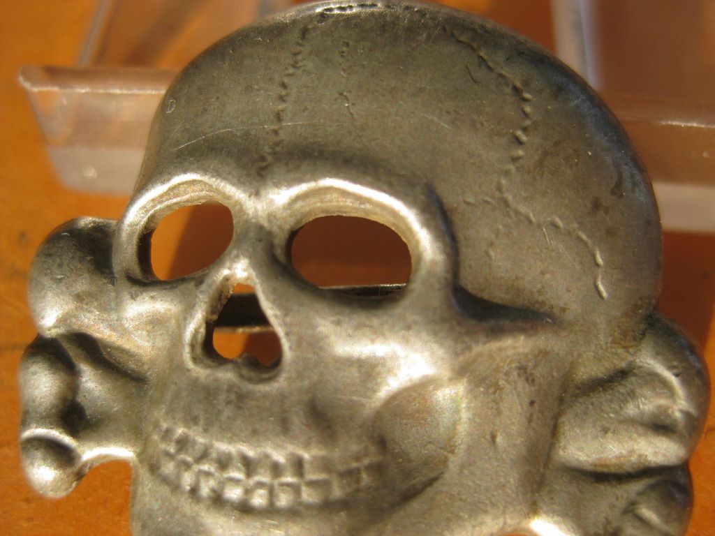 SS - Totenkopf für die Schirmmütze für Führer der Waffen-SS getragene Effekten der Schutzstaffel 1000% alt und ORIGINAL Waffen-SS Martin Harnack