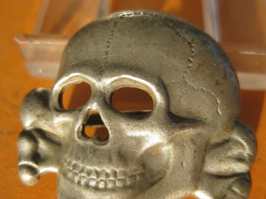 SS - Totenkopf für die Schirmmütze für Führer der Waffen-SS getragene Effekten der Schutzstaffel 1000% alt und ORIGINAL Waffen-SS Martin Harnack