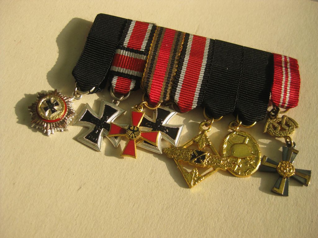 Nahkampfspange in Gold Miniaturkette Deutsches Kreuz in Gold  Orden Wehrmacht aus dem Besitz von Martin Harnack