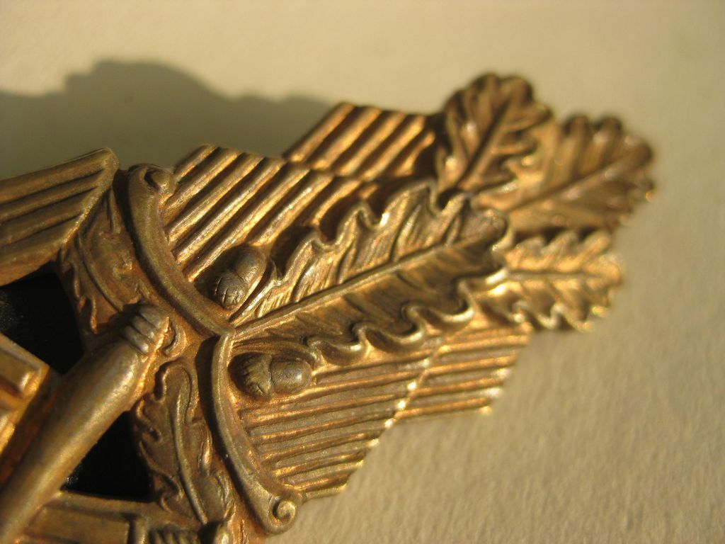 Nahkampfspange in Gold