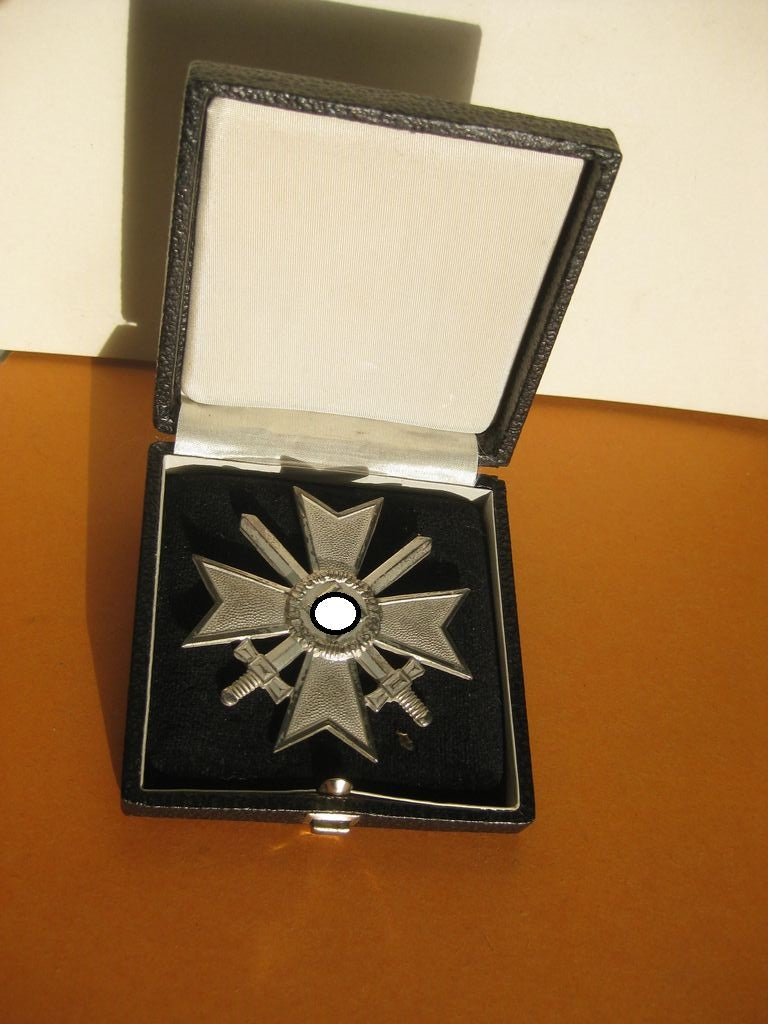 Kriegsverdienstkreuz 1.Klasse mit Schwertern Hersteller: "84" Poellath