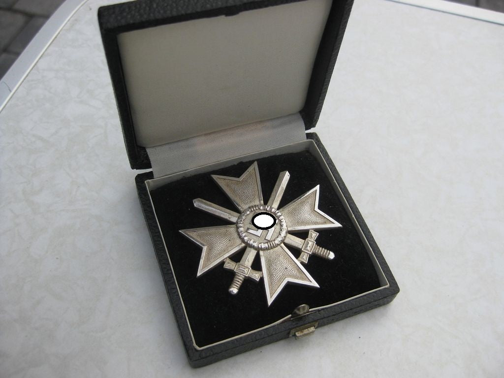 Kriegsverdienstkreuz 1.Klasse mit Schwertern im Verleihungsetui (KVK) Hersteller: „84“ Carl Poelath in Schrobenhausen