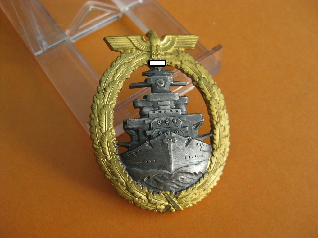 Flottenkriegsabzeichen Dickschiffabzeichen Schlachtschiff Tirpitz POSTHUME Verleihung -Mint condition-