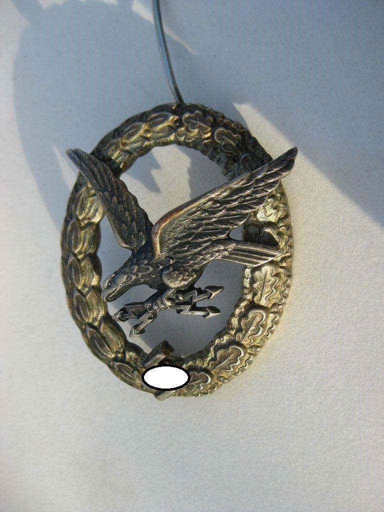 Fliegerschützenabzeichen mit Blitzbündeln der deutschen Luftwaffe / Wehrmacht
