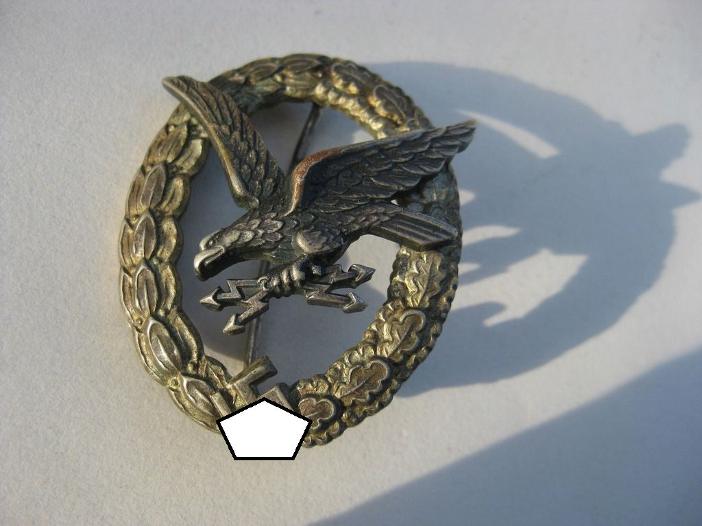 Fliegerschützenabzeichen mit Blitzbündeln der deutschen Luftwaffe / Wehrmacht