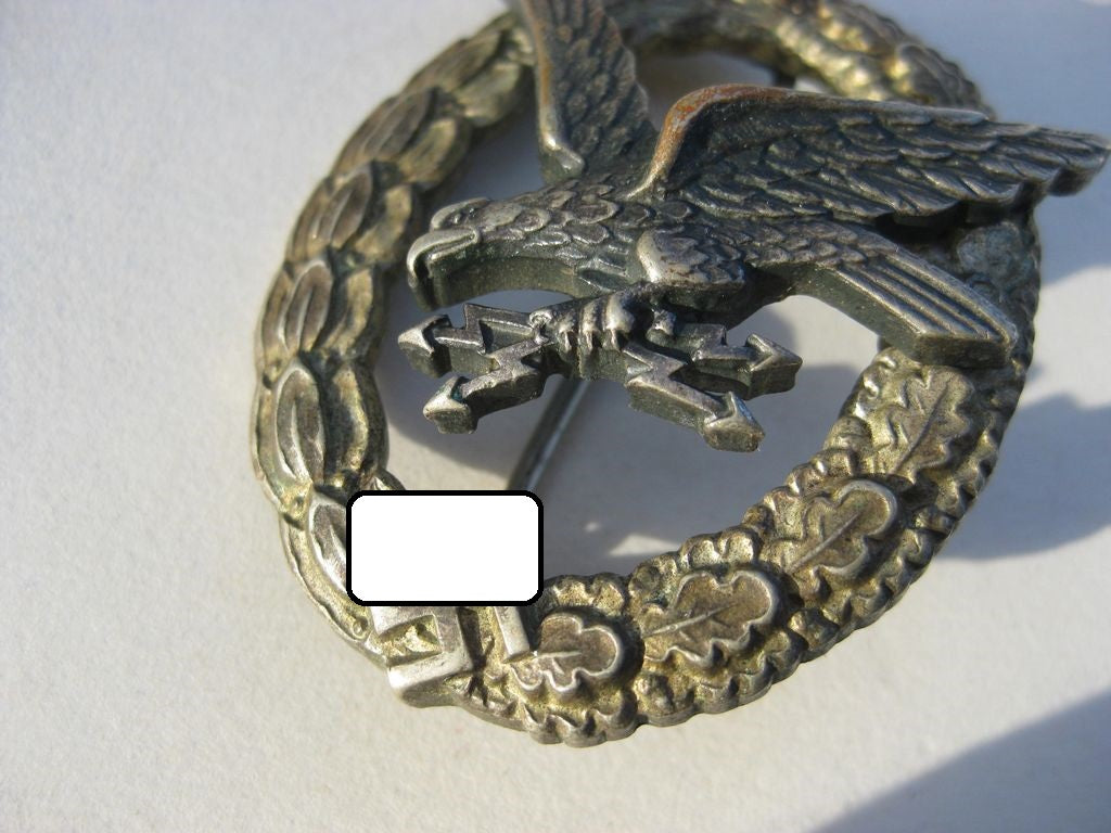 Fliegerschützenabzeichen mit Blitzbündeln der deutschen Luftwaffe / Wehrmacht