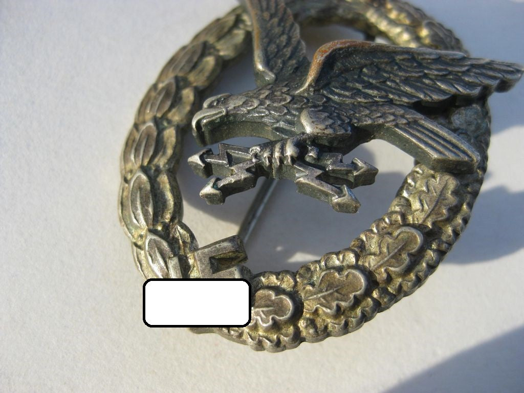 Fliegerschützenabzeichen mit Blitzbündeln der deutschen Luftwaffe / Wehrmacht