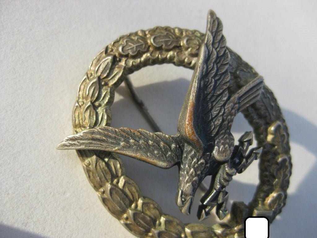 Fliegerschützenabzeichen mit Blitzbündeln der deutschen Luftwaffe / Wehrmacht