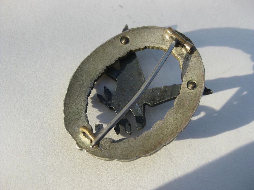 Fliegerschützenabzeichen mit Blitzbündeln der deutschen Luftwaffe / Wehrmacht