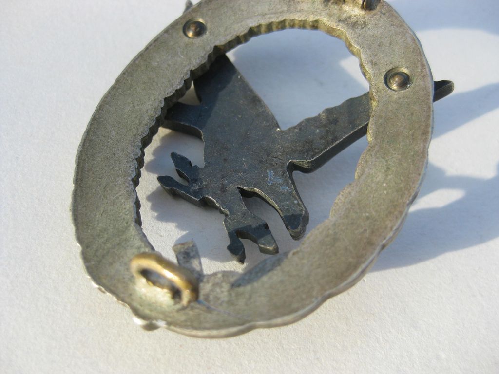 Fliegerschützenabzeichen mit Blitzbündeln der deutschen Luftwaffe / Wehrmacht