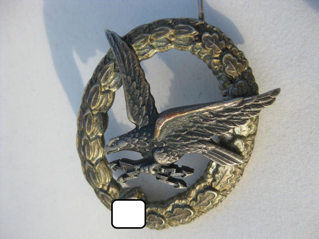 Fliegerschützenabzeichen mit Blitzbündeln der deutschen Luftwaffe / Wehrmacht