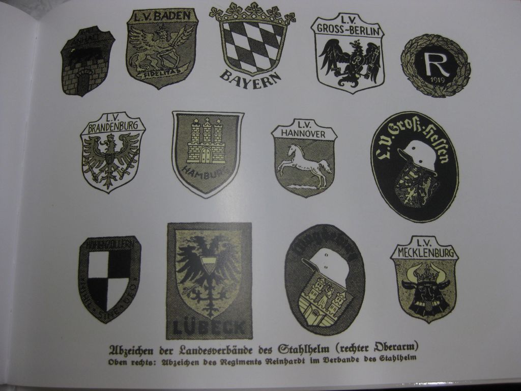 Buch Orden Die Uniformen und Abzeichen Fahnen Standarten und Wimpel der SA SS HJ Stahlhelm NSKK etc etc
