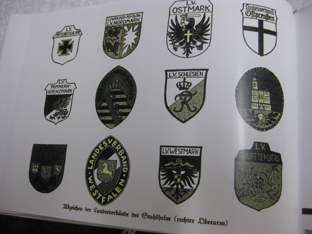 Buch Orden Die Uniformen und Abzeichen Fahnen Standarten und Wimpel der SA SS HJ Stahlhelm NSKK etc etc