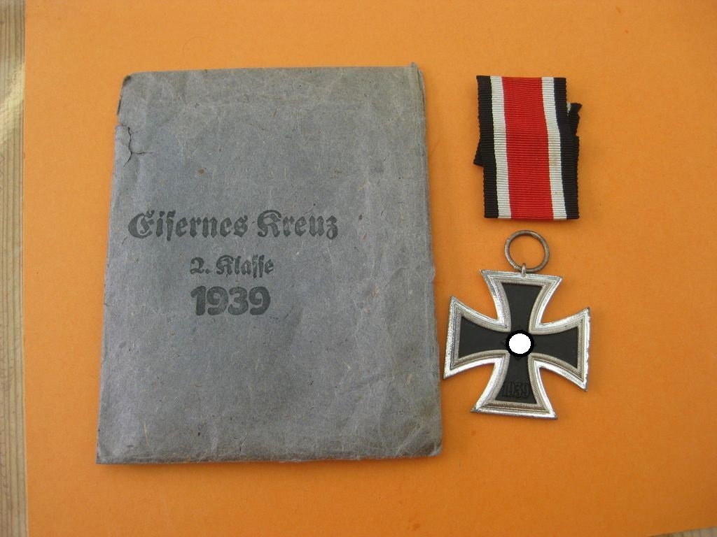 Eisernes Kreuz 2.Klasse 1939 (EK2/39) Hersteller: "13" Gustav Brehmer mit Verleihungstüte Orden Wehrmacht