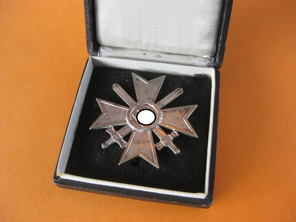 Kriegsverdienstkreuz 1.Klasse mit Schwertern im Verleihungsetui (KVK)