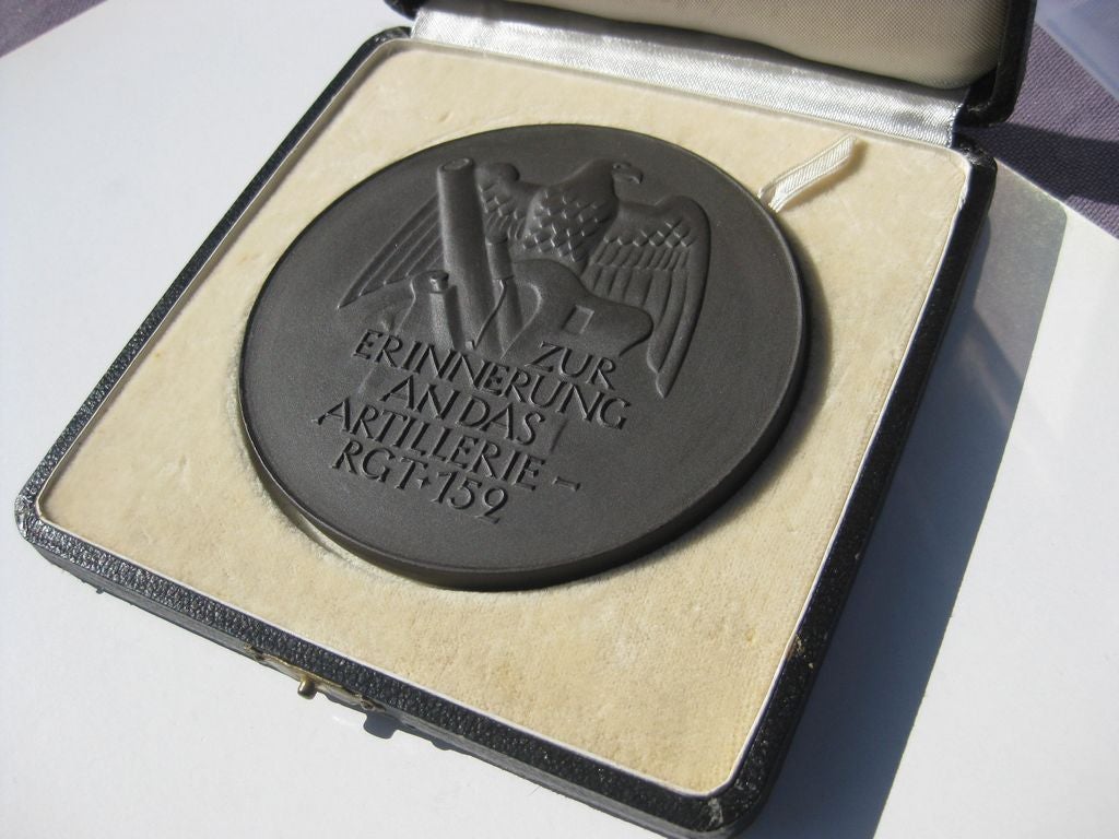 EXTREM SELTENE Auszeichnung Porzellanmedaille Böttgersteinzeug (o.ä.?) Ehrenmedaille im Verleihungsetui Artillerie Regiment 152 von 1939 Wehrmacht Orden Auszeichnung 3.Reich Standorte: Frankfurt am Main Südhessen Melsungen Nordhessen Siegen Babenhausen