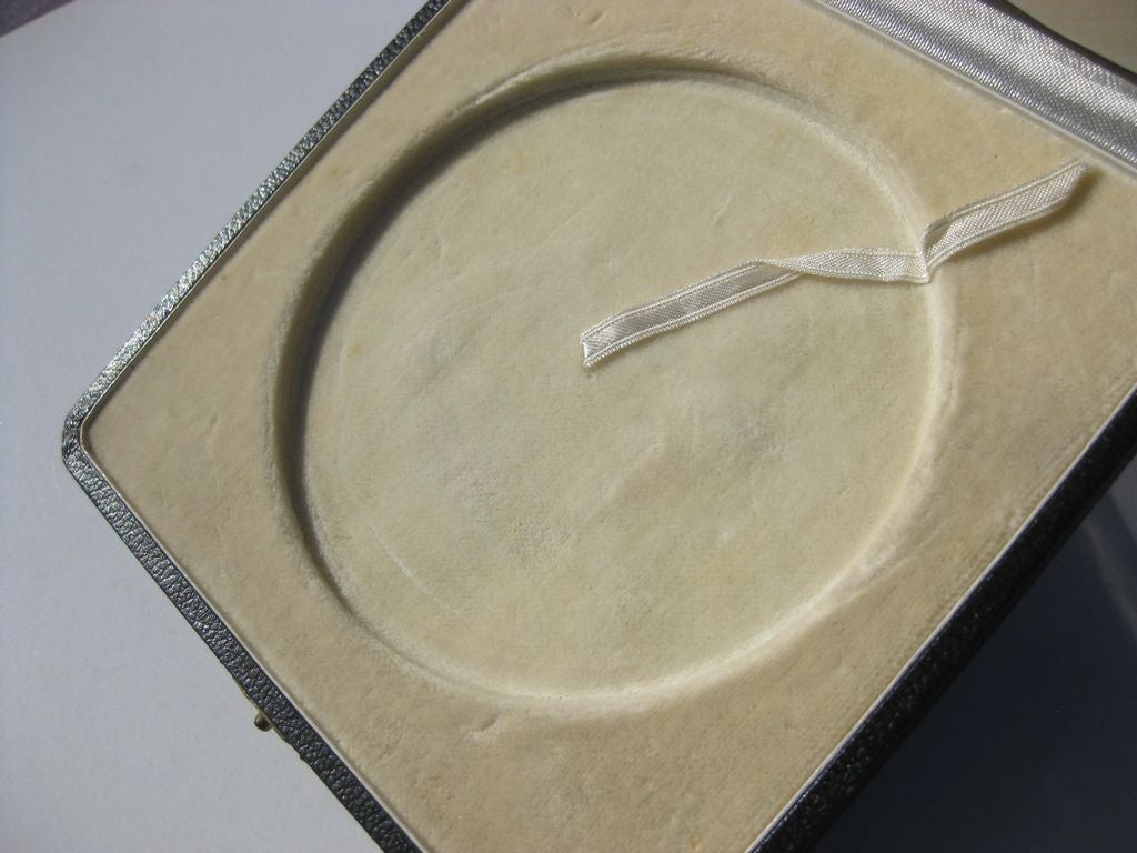 EXTREM SELTENE Auszeichnung Porzellanmedaille Böttgersteinzeug (o.ä.?) Ehrenmedaille im Verleihungsetui Artillerie Regiment 152 von 1939 Wehrmacht Orden Auszeichnung 3.Reich Standorte: Frankfurt am Main Südhessen Melsungen Nordhessen Siegen Babenhausen