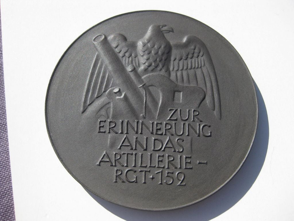 EXTREM SELTENE Auszeichnung Porzellanmedaille Böttgersteinzeug (o.ä.?) Ehrenmedaille im Verleihungsetui Artillerie Regiment 152 von 1939 Wehrmacht Orden Auszeichnung 3.Reich Standorte: Frankfurt am Main Südhessen Melsungen Nordhessen Siegen Babenhausen