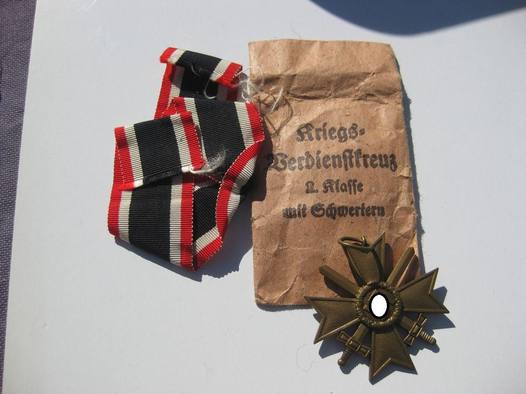 Kriegsverdienstkreuz 2.Klasse mit Schwertern (KVK) in Verleihungstüte des Hersteller: "90"  August F. Richter / Schlag bei Gablonz