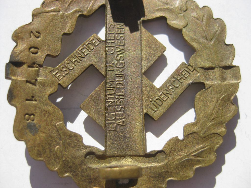SA - Wehrsportabzeichen in Bronze Hersteller: &quot;E. Schneider in Lüdenscheid&quot; mit Trägerfoto.------------Seltene Variante aus BUNTMETALL!