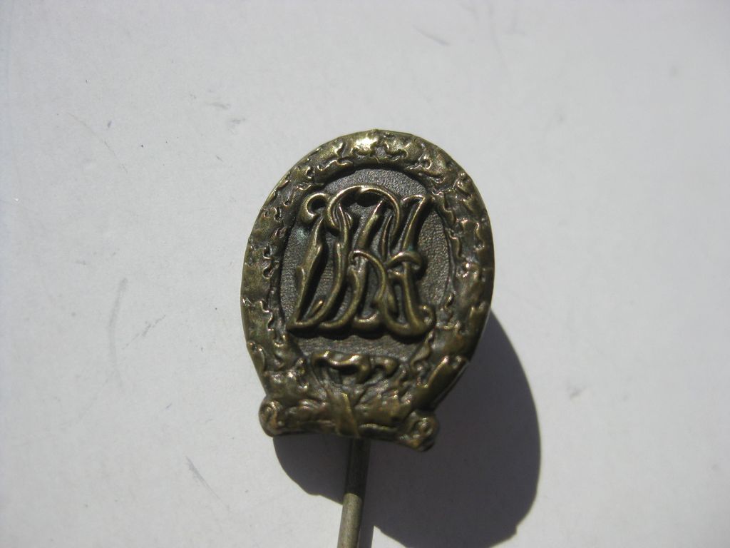 Sportabzeichen in Bronze (DRA) -Miniatur- des Hersteller: Lauer Nürnberg / Berlin