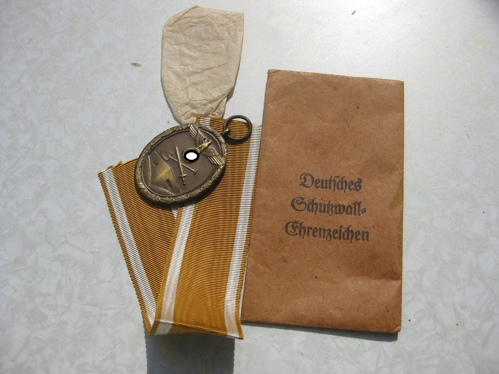 Schutzwallmedaille Deutsches Schutzwall Ehrenzeichen Hersteller: "Karl Pickl in Innsbruck / Österreich "