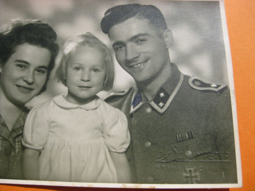 Uniformfoto (2 Stück) mit Eisernes Kreuz 1.Klasse EK1/39 1939 Orden Wehrmacht Waffen-SS Prag und ROKYCANY Tschechien