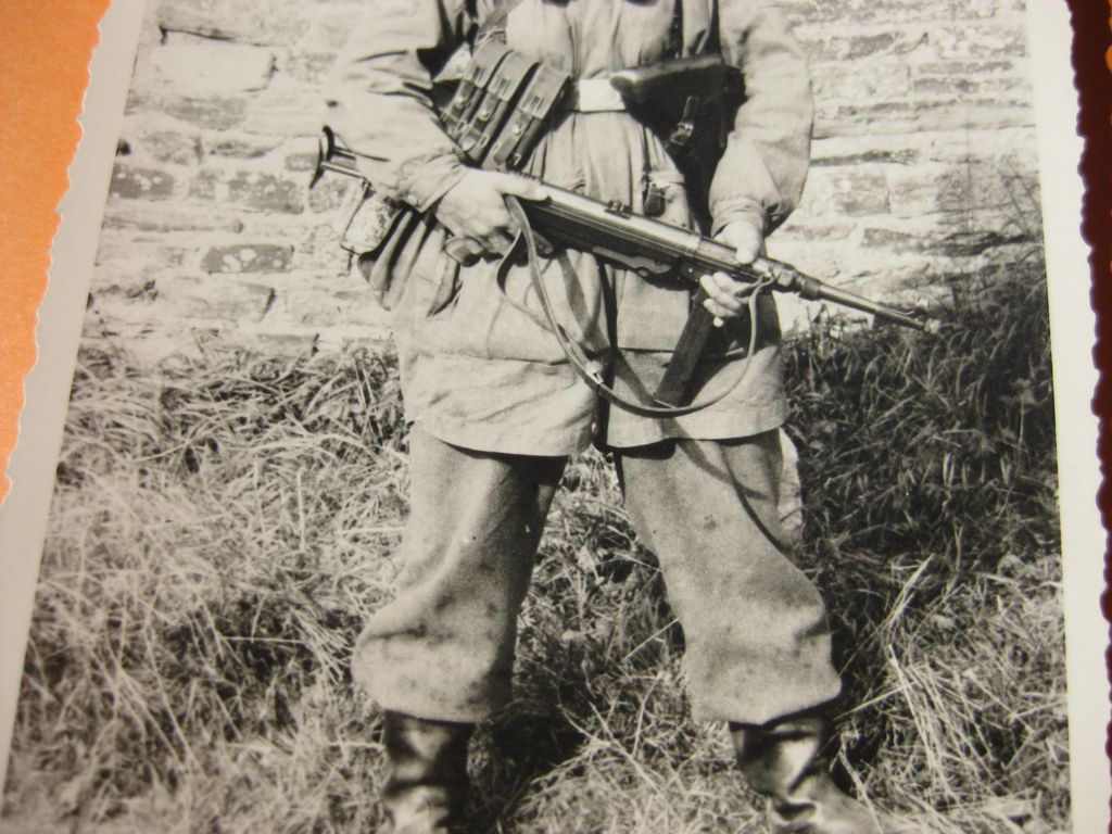 Uniformfoto Fallschirmtruppe Fallschirmschütze der Wehrmacht im Knochensack