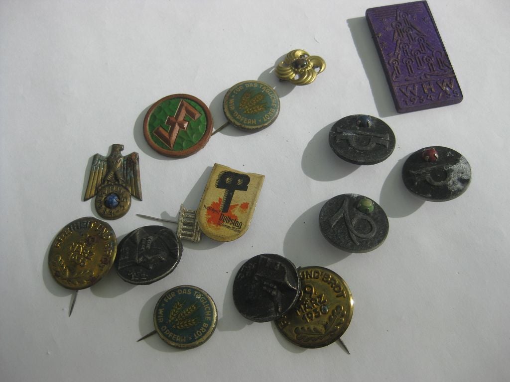 15 x Winterhilfswerk (WHW) Abzeichen