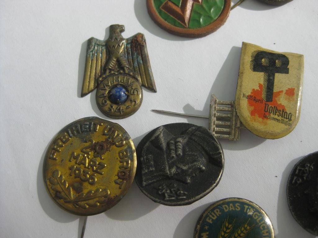 15 x Winterhilfswerk (WHW) Abzeichen