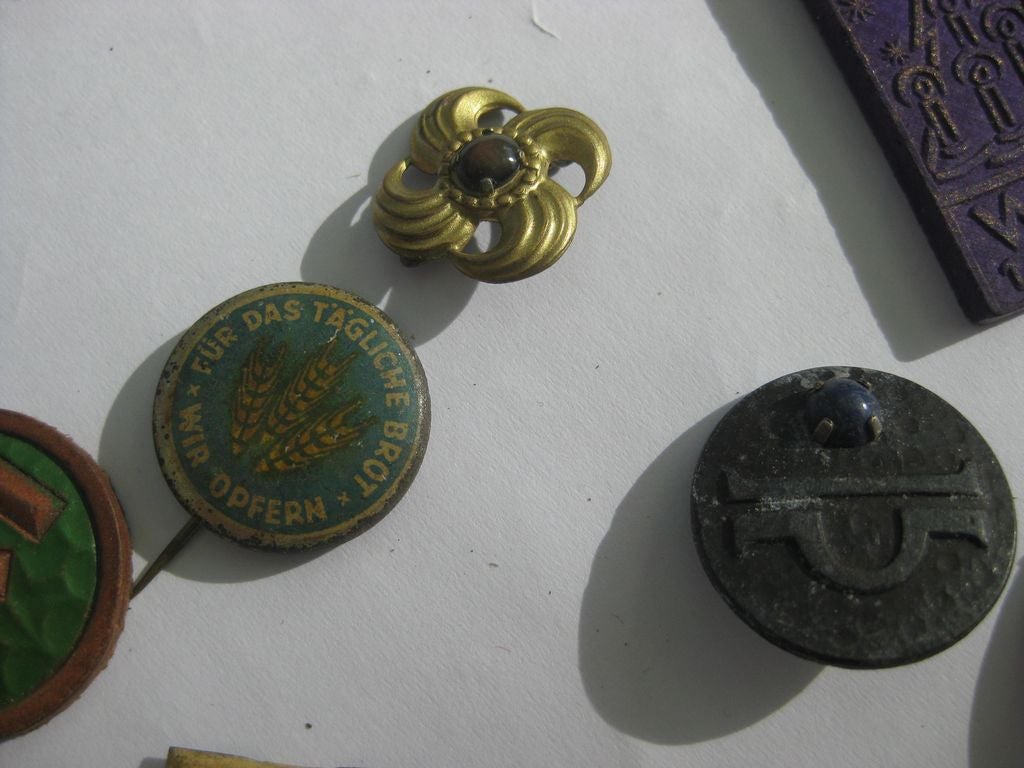 15 x Winterhilfswerk (WHW) Abzeichen