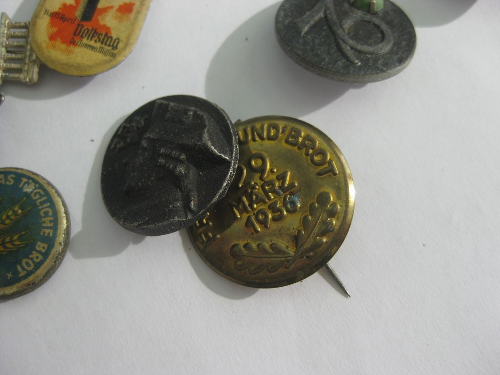 15 x Winterhilfswerk (WHW) Abzeichen