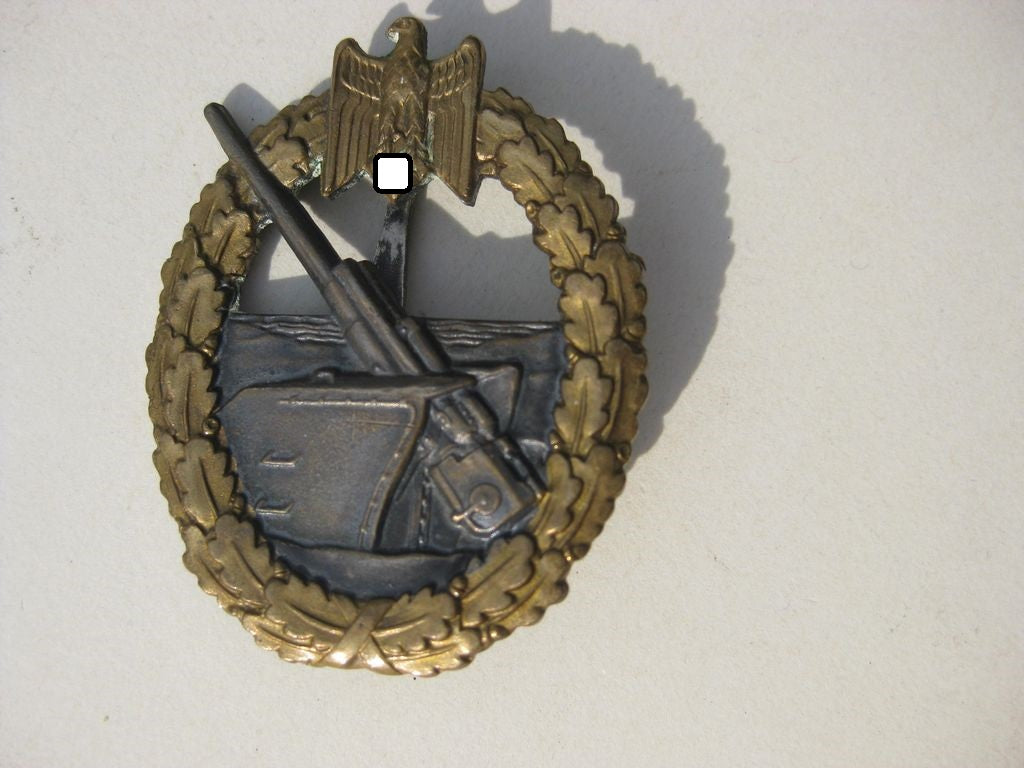 Marineartillerie Kriegsabzeichen Hersteller: C.E. JUNCKER Berlin Buntmetall Orden Wehrmacht Kriegsmarine